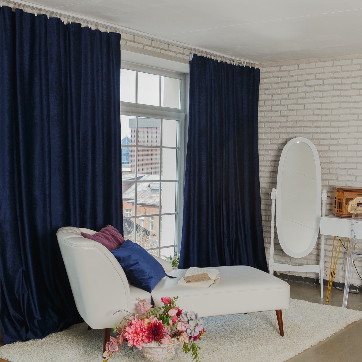Синие шторы в интерьере спальни (63 фото)