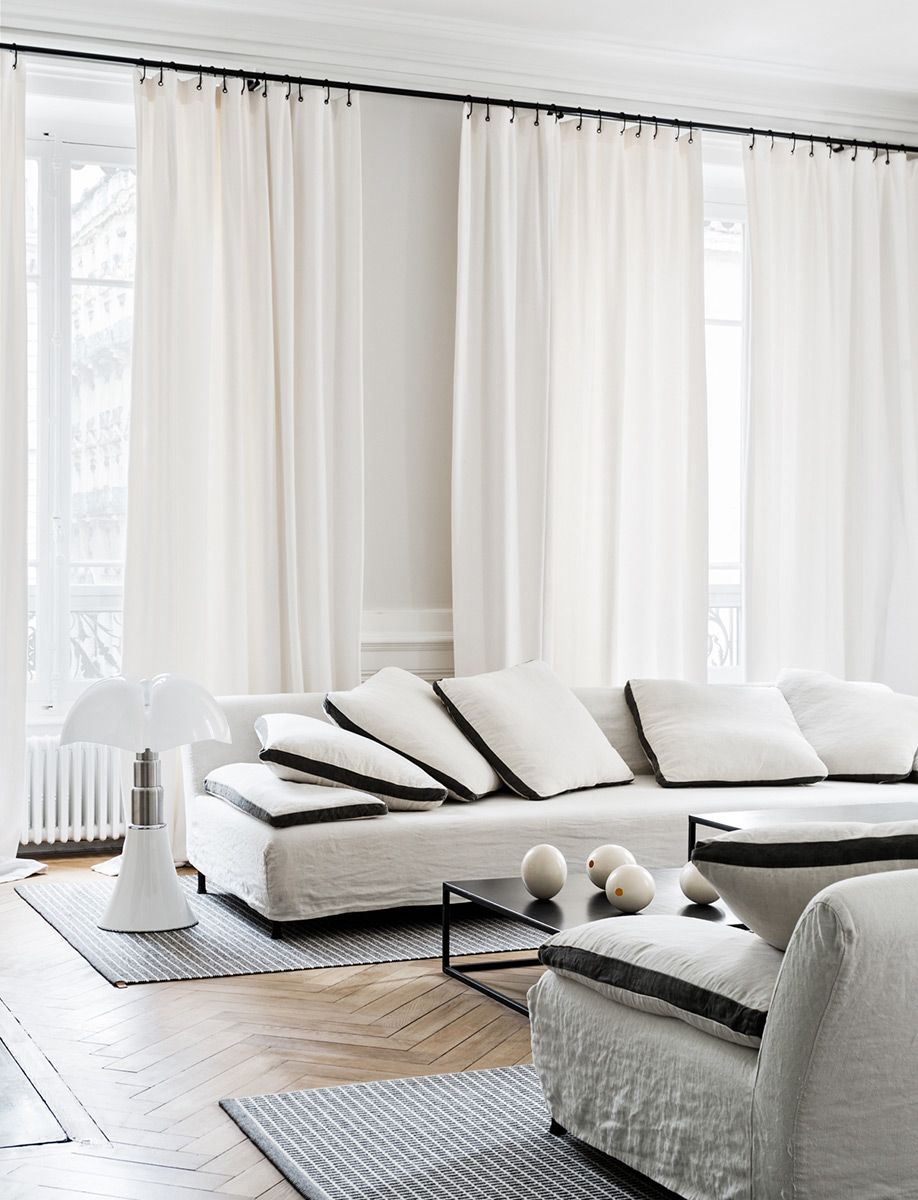 Белые шторы — спокойный и стильный дизайн