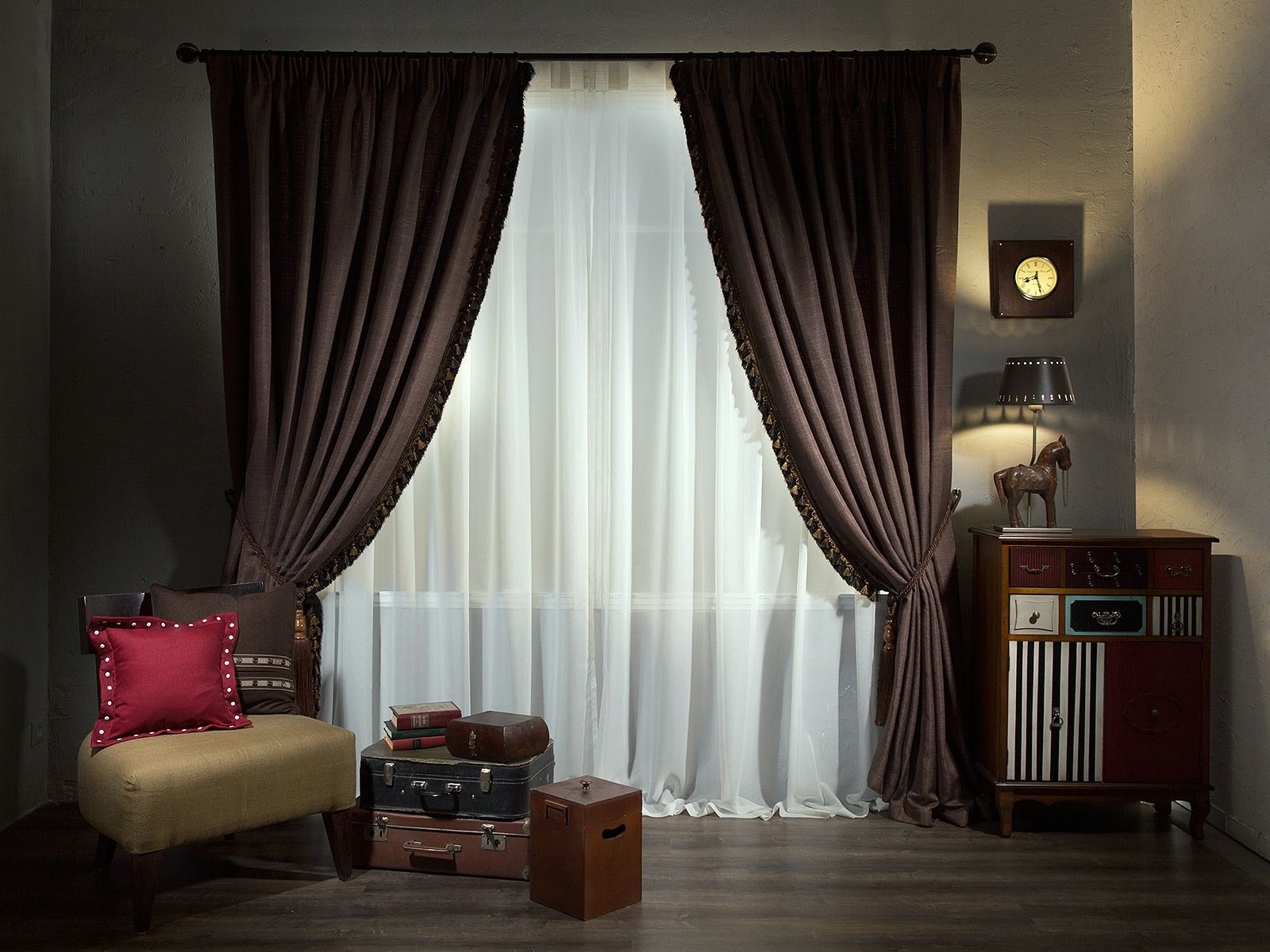 шторы под коричневые обои в гостиной фото интерьеры