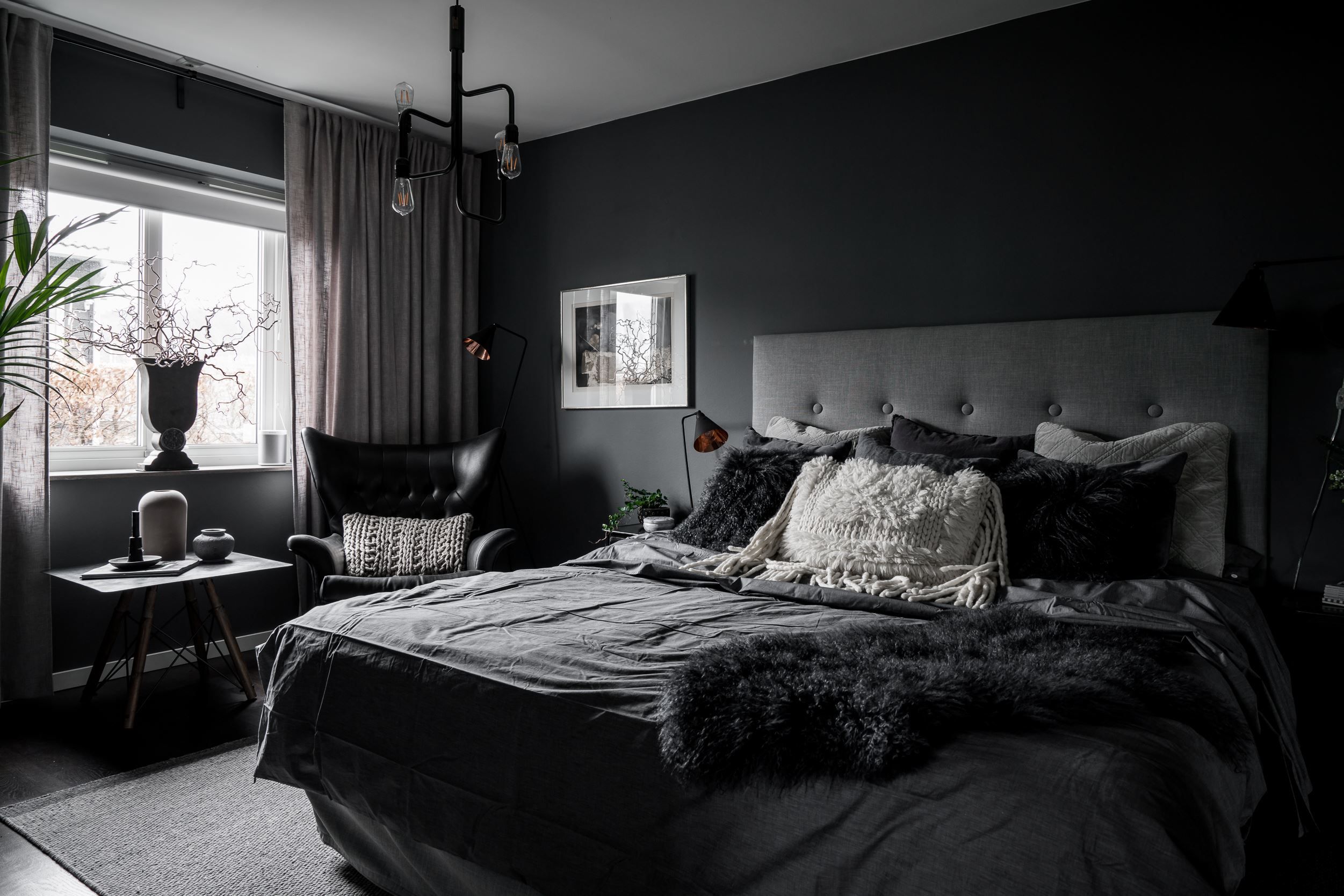 Черные обои в интерьере квартиры: идеи темного дизайна стен на фото