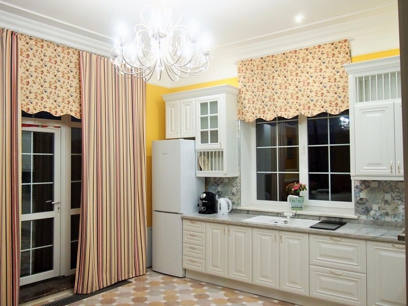 Современные шторы для кухни - описание стилей, фасонов и популярных материалов.